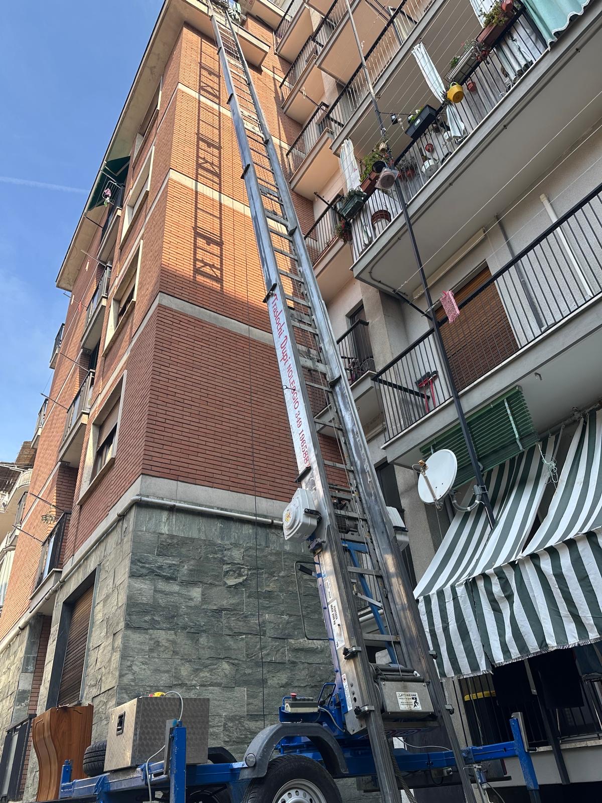 Elevatore Traslochi Dupi accanto a un palazzo