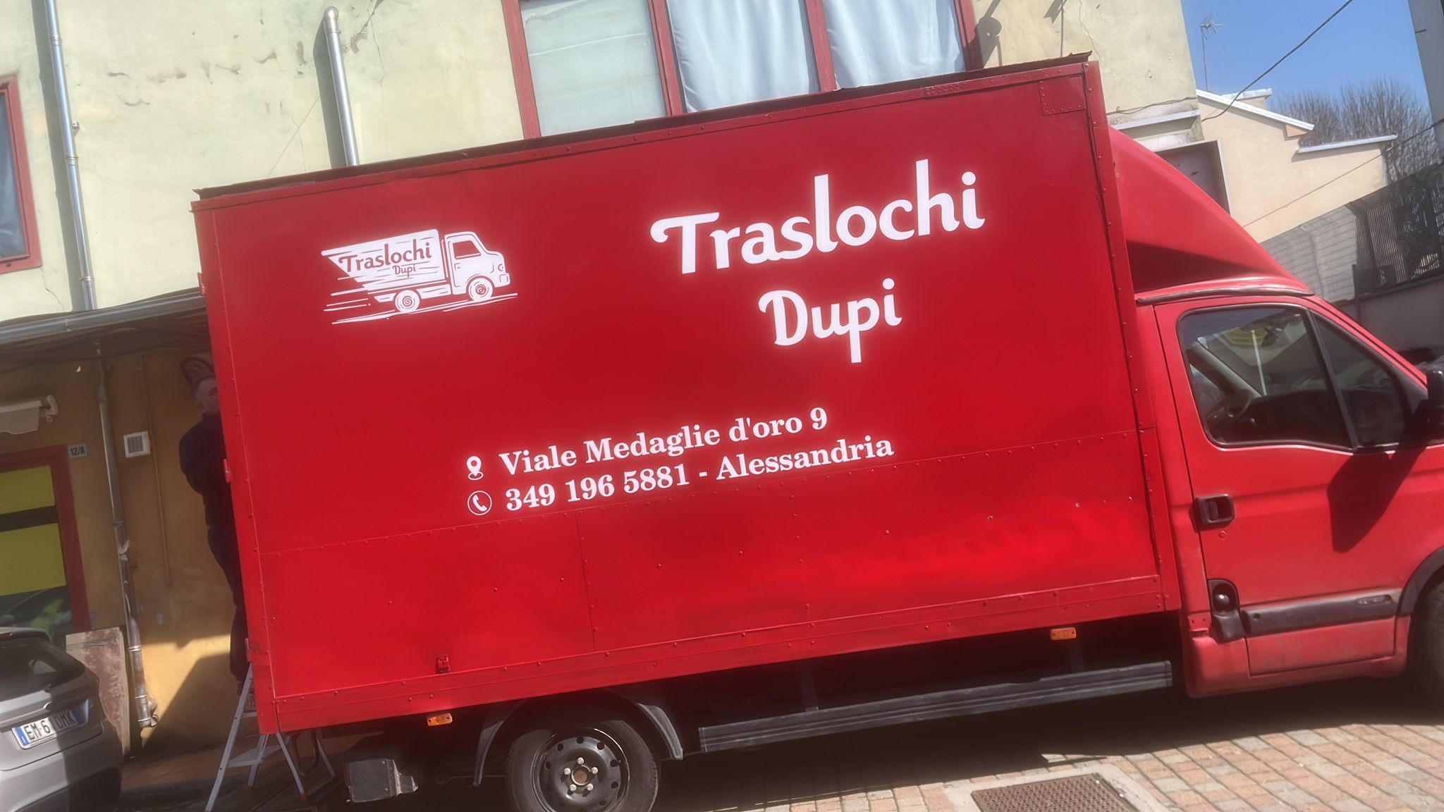 Furgone rosso Traslochi Dupi ad Alessandria