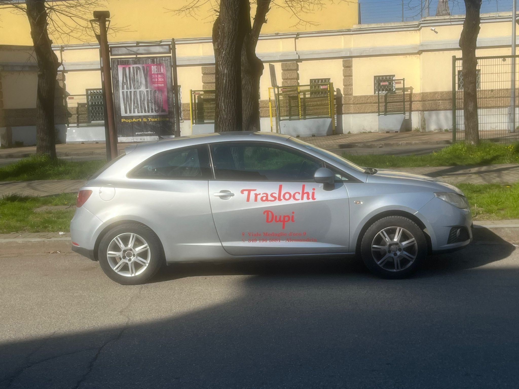 Auto e furgone Traslochi Dupi durante un lavoro